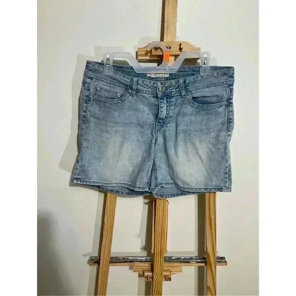 Seven7 Jean shorts women’s light washed size 10